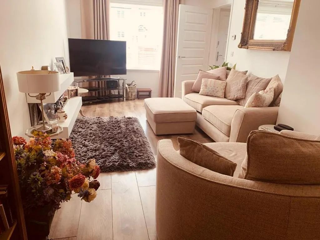 Home From Home - Free Parking Edinburgh Holiday home